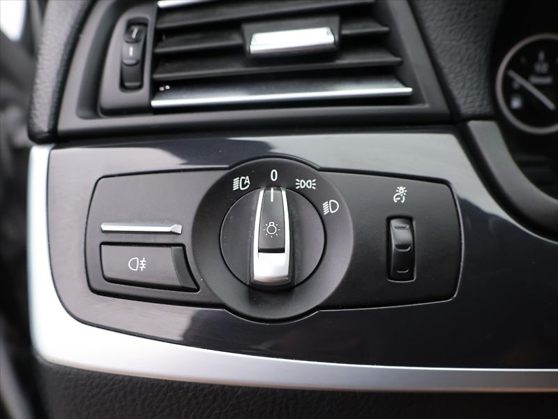BMW Řada 5 2.0 520d 135kW Aut. Xenon Navi - fotka 15 z 34