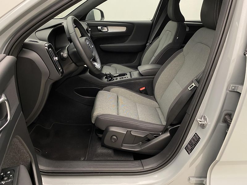 Volvo XC40 B3 CORE AUT CZ - fotka 3 z 49