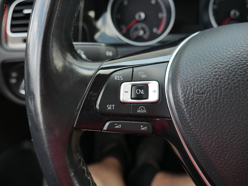 Volkswagen Golf (2015) 2.0TDi, 1.maj,ČR, Highline - fotka 12 z 22