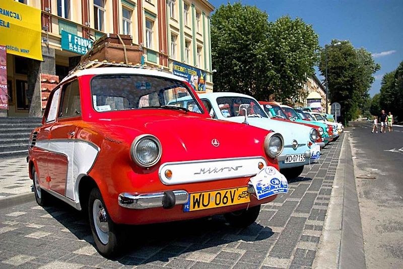 Počítalo se s tím, že to bude malé lidové vozítko za solidní peníze. Polské malé auto Mikrus MR-300, které se vyrábělo v letech 1957 až 1960.