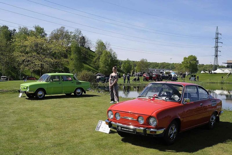 Slavnostní zahájení přehlídky vzácných historických vozidel Automobilové klenoty 2025.