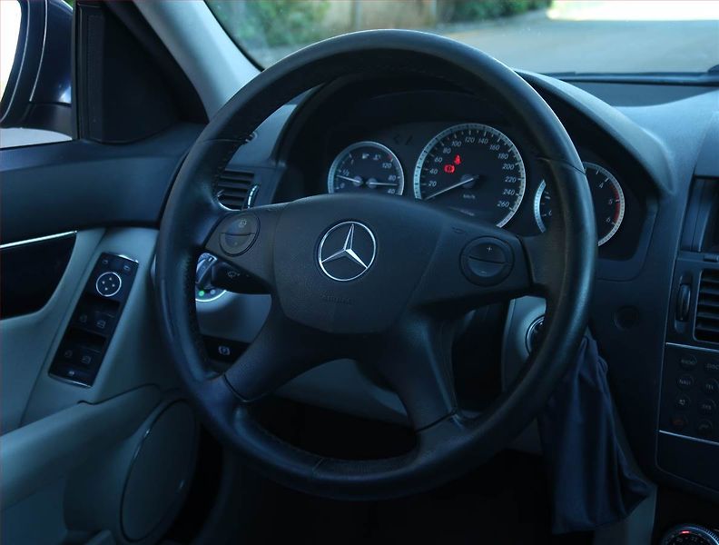 Mercedes-Benz Třídy C (2008) C 200 CDI, po STK, pěkný stav - fotka 19 z 19