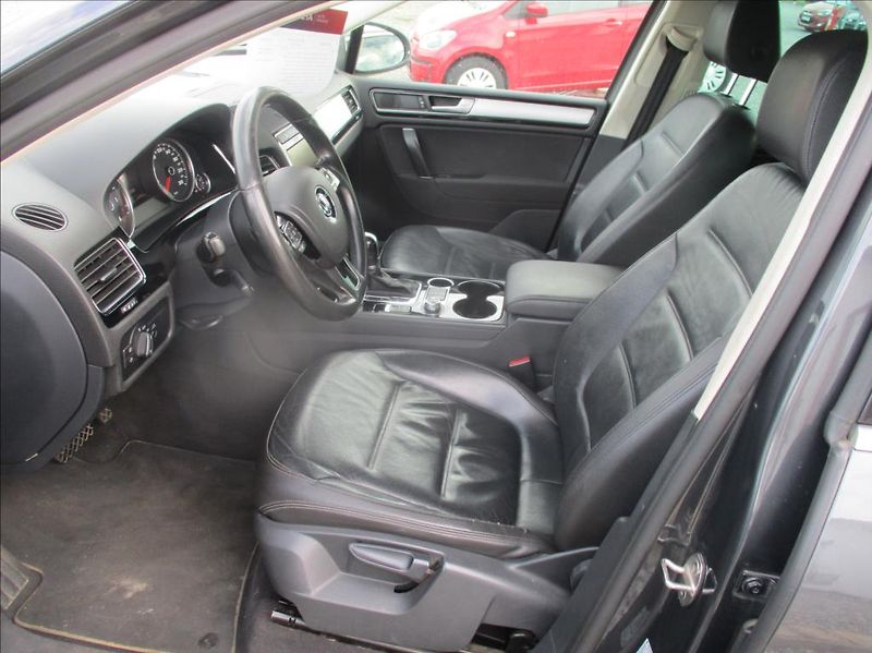 Volkswagen Touareg 3,0 TDI, DSG,servis,el.tažné - fotka 13 z 30