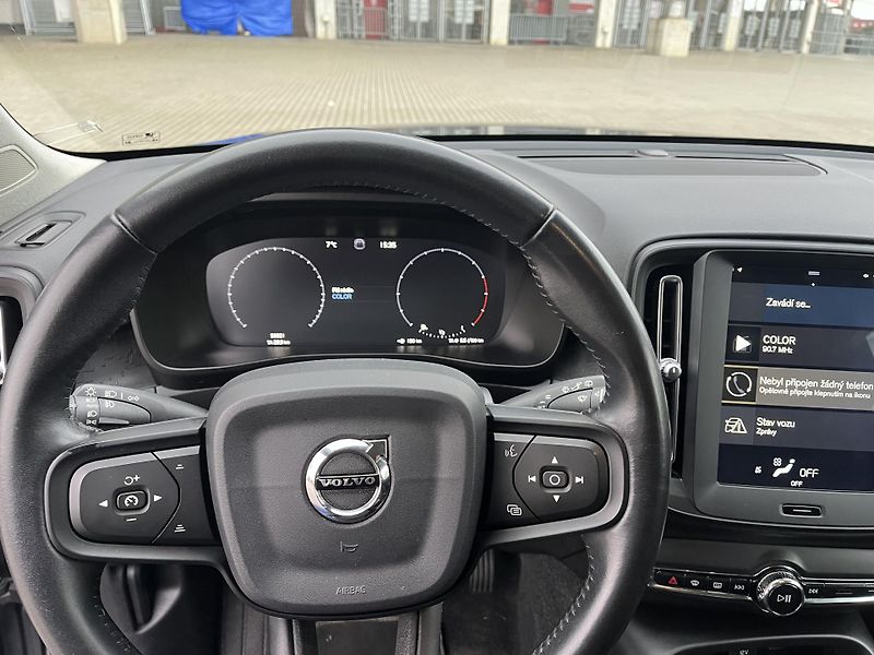 Volvo XC40 D3 Automat ČR 1.majitel - fotka 31 z 45