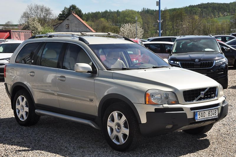 Volvo XC90 4.4i V8 232kW 4x4 A/T - fotka 2 z 19