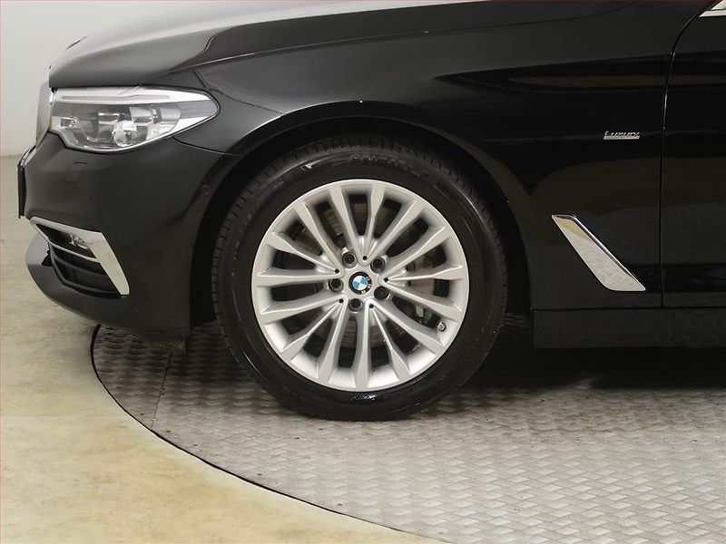 BMW Řada 5 (2018) Luxury Line 530i xDrive - fotka 15 z 25