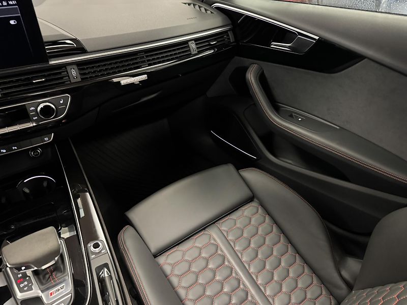 Audi RS 4 (2023) 2,9TFSi Avant quattro MATRIX - fotka 13 z 38