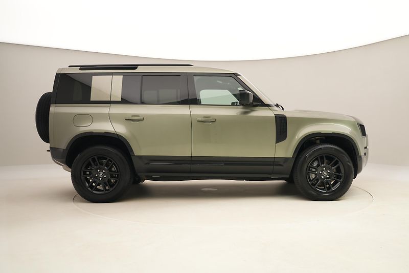 Land Rover Defender 110 D300 X-DYNAMIC SE AWD CZ - fotka 13 z 46