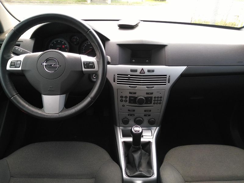 Opel Astra 1,6i /85 kW/ - fotka 7 z 28