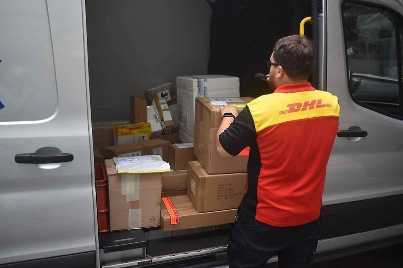 Testovaný Ford-E Transit působil mezi žlutými dodávkami jako stříbrná vrána