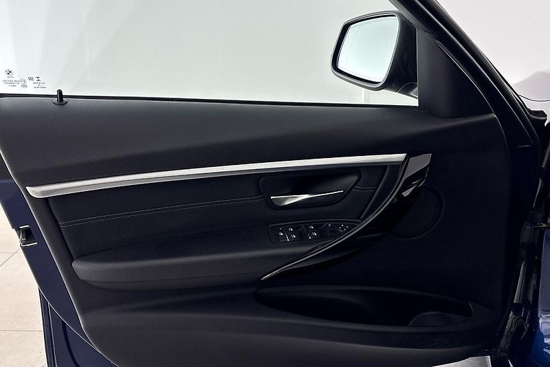 BMW Řada 3 340i xDrive - fotka 14 z 23