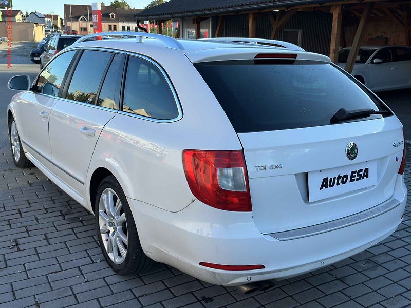 Škoda Superb (2011) 2.0TDi 4x4, ČR, Elegance, DSG - fotka 6 z 22