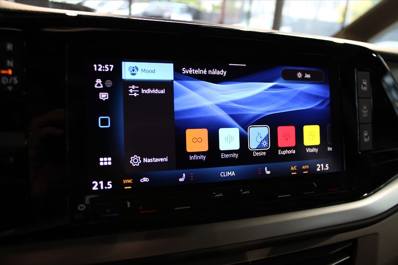 Volkswagen Multivan TDi DSG Edition Pano/HUD/HarKa - fotka 25 z 37