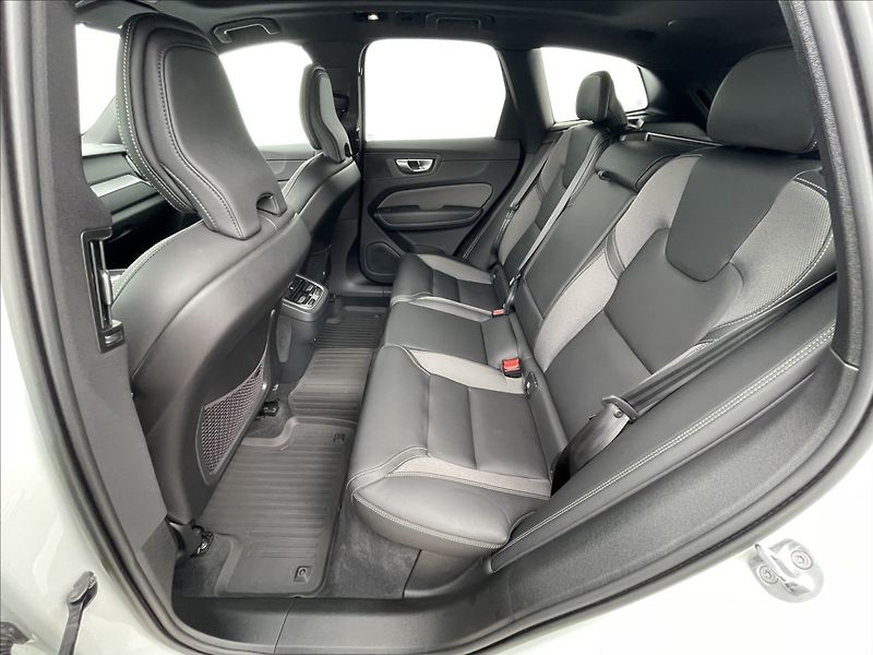 Volvo XC60 2,0 B4 A8 Ultimate Dark - fotka 16 z 23