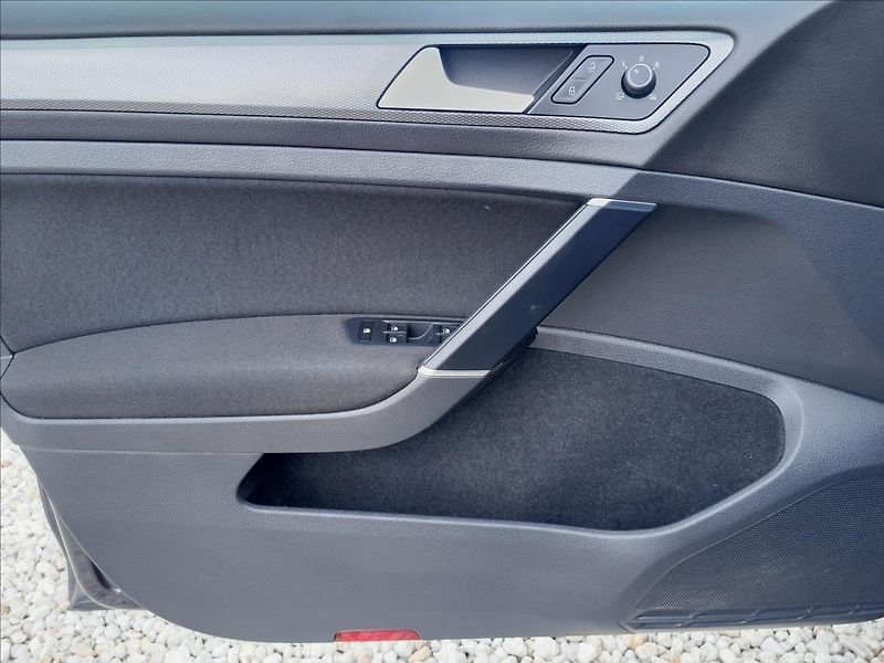 Volkswagen Golf VII 1,2 TSI 81kW LOUNGE - fotka 20 z 60