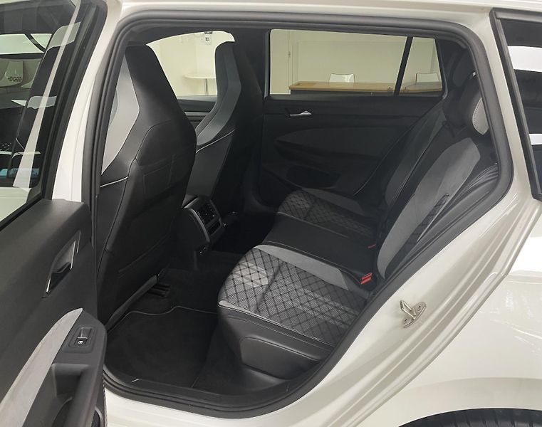 Volkswagen Golf Variant R-LINE 2.0TDI 110kW, ČR - fotka 10 z 32