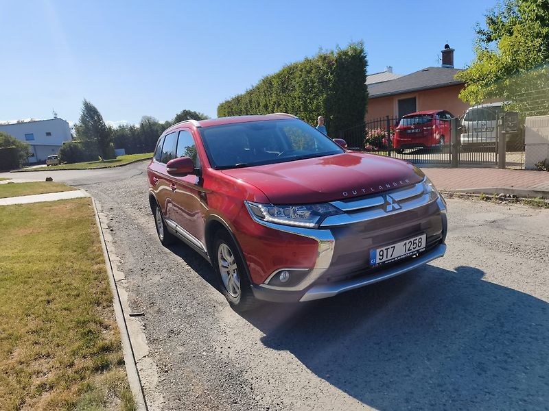 Mitsubishi Outlander (2015) - fotka 18 z 38