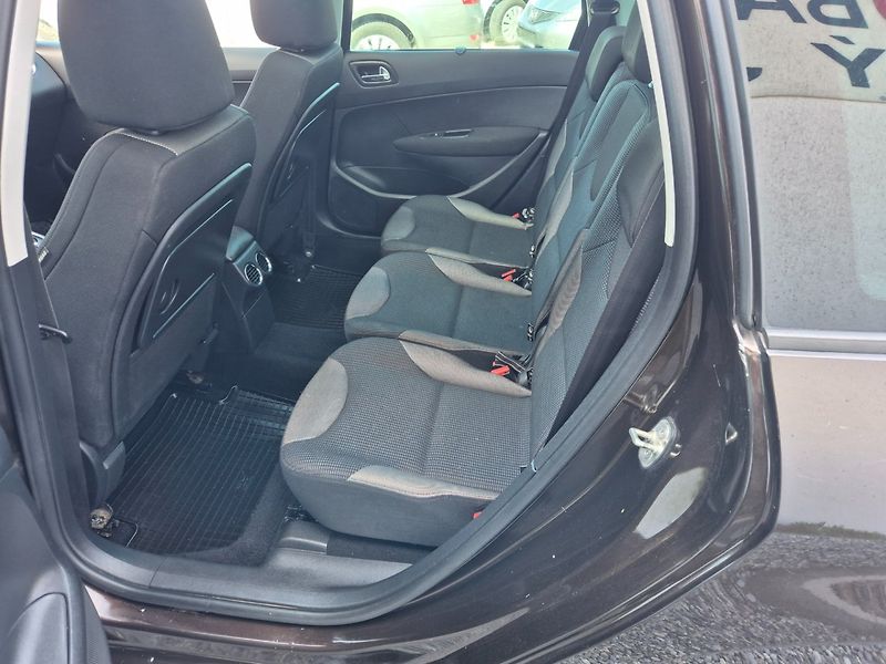 Peugeot 308 (2013) 1.6HDi Xenony , TZ , Nová STK - fotka 16 z 32