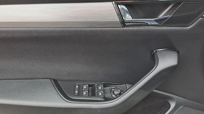 Škoda Superb 1.6 CRTDI DSG Comfort+Panorama - fotka 21 z 32