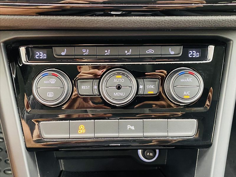 Volkswagen Touran 2,0 TDI DSG 110kW Highline - fotka 18 z 24