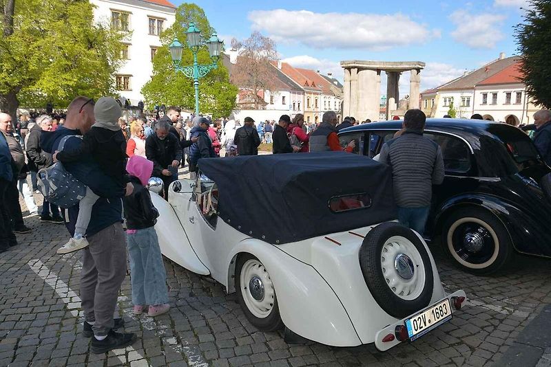 Automobiloví a motocykloví veteráni se vydali v neděli na tradiční jízdu Ze zámku na hrad. Start byl na Horním náměstí v Přerově, kde si lidé užili bohatý program.