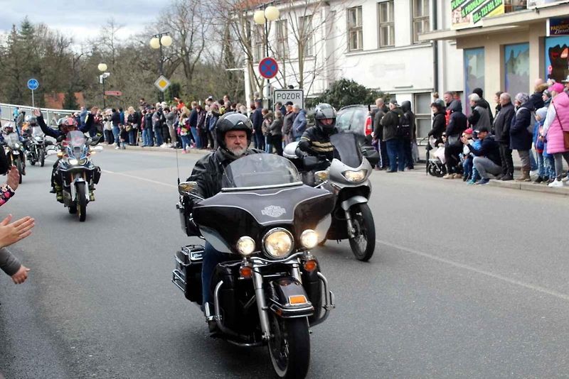 Z příjezdu spanilé jízdy motocyklů do Poděbrad.