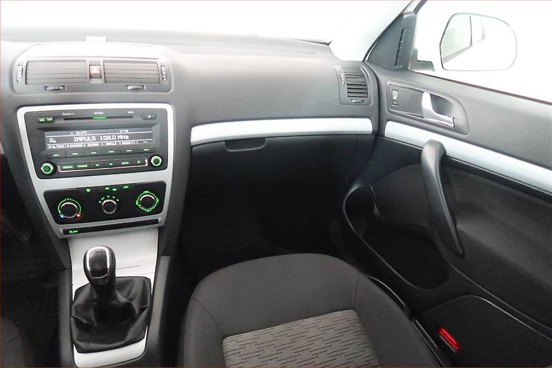 Škoda Octavia (2011) Ambiente 1.6 TDI, Tempomat - fotka 8 z 15