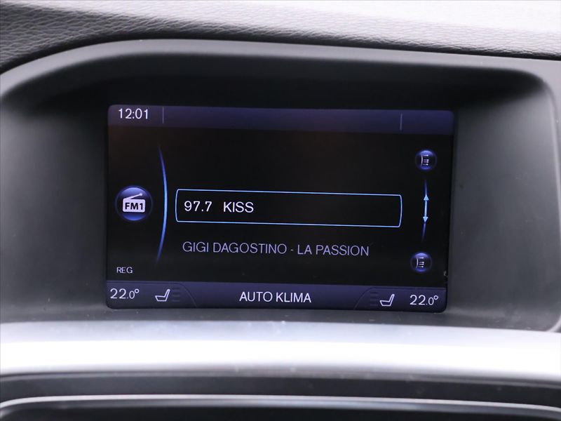 Volvo V60 2,4 D4 V5 120kW AWD R-design - fotka 16 z 27