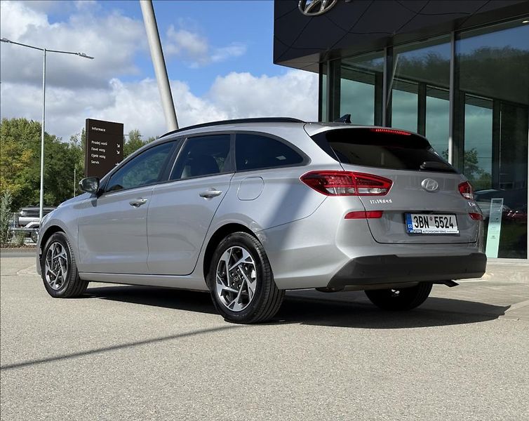 Hyundai i30 1,5 i  WG FL Family - fotka 2 z 19