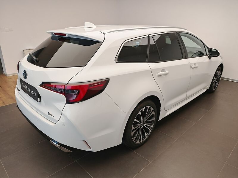 Toyota Corolla 1.8 Hybrid e-CVT Touring Sport - fotka 4 z 40