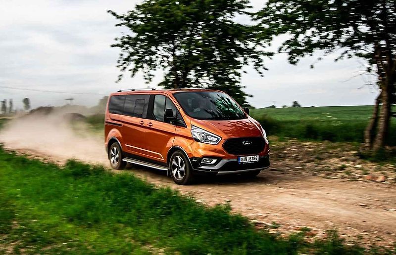 Ford Transit Trail v plné jízdě na nezpevněné komunikaci