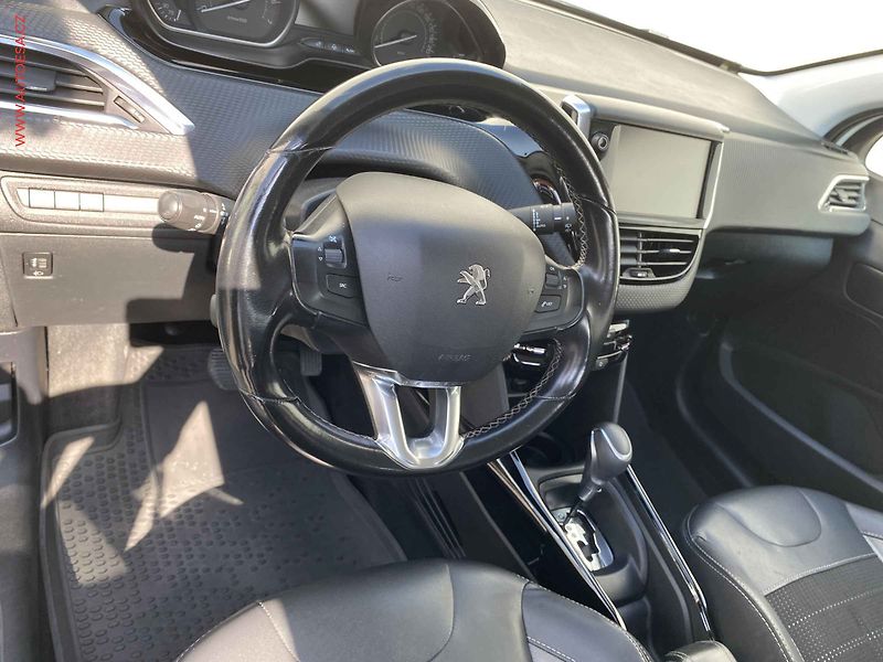 Peugeot 2008 (2018) 1.2PT, ČR, Allure - fotka 13 z 18