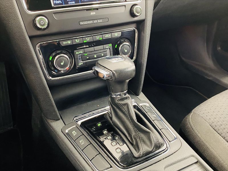 Škoda Superb 2,0 TDI DSG 103kW Bi-Xenon Ele - fotka 20 z 26