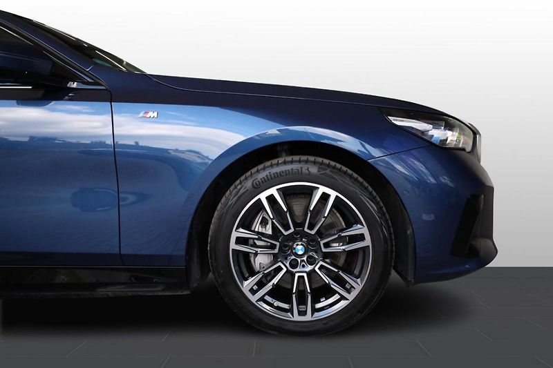 BMW Řada 5 550e xDrive Touring - fotka 7 z 32