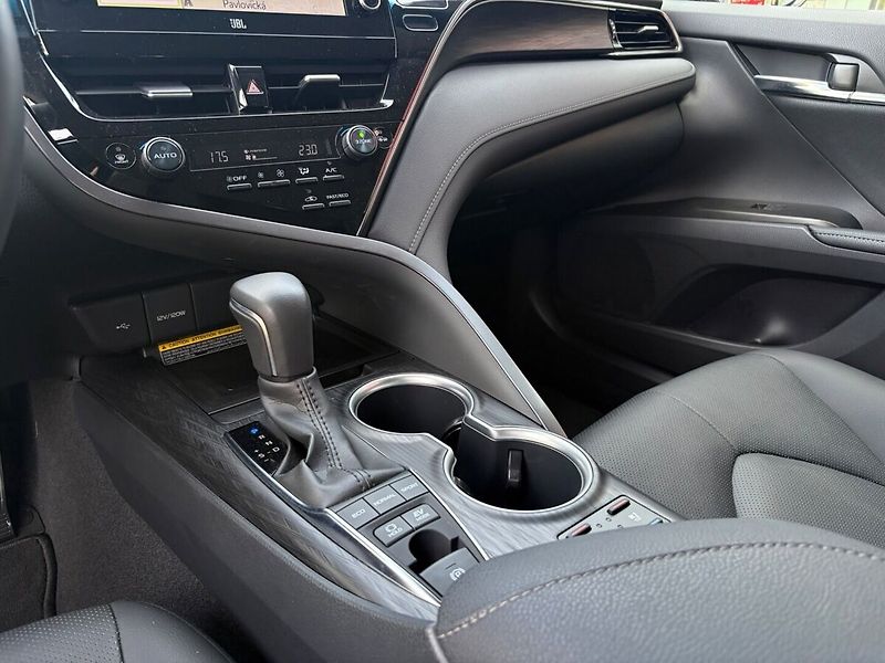 Toyota Camry 2,5 Hybrid  Executive VIP - fotka 11 z 20