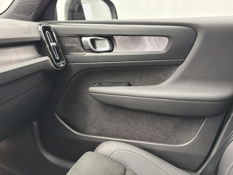Volvo XC40 T4 RECHARGE ULTIMATE AUT - fotka 29 z 51