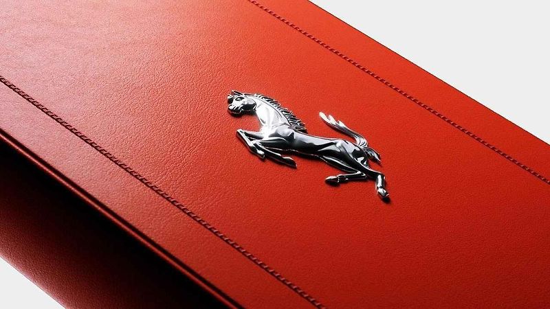 Ferrari vydalo „bibli“ pro nejvěrnější fanoušky značky. Ke knize nabízí ...