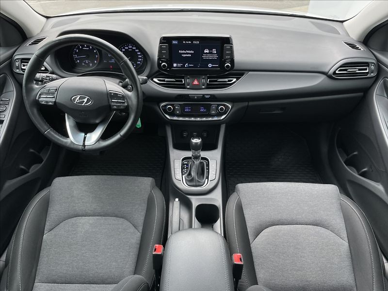 Hyundai i30 1,5 T-GDI AT7 Combi Smart PDC - fotka 6 z 23