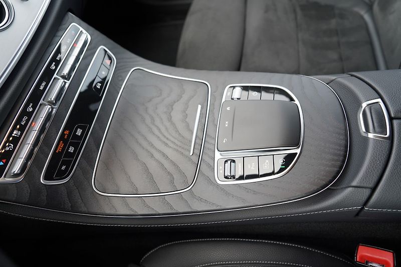 Mercedes-Benz Třídy E E 200 4Matic AMG/LED/360/ČR - fotka 39 z 40