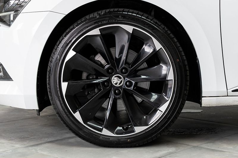 Škoda Superb 2.0 TDI 4x4*SPORTLINE*CANTON* - fotka 41 z 46