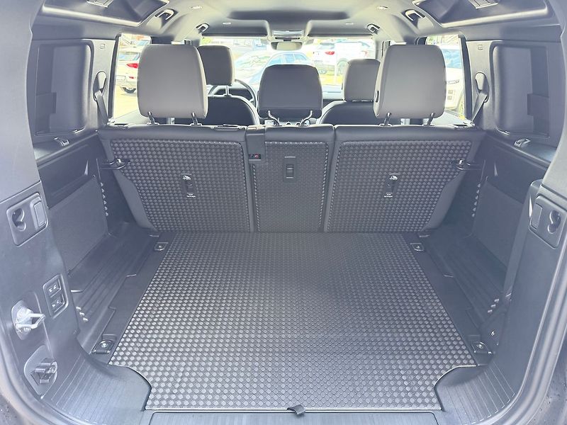 Land Rover Defender X-Dynamic SE D250 - fotka 11 z 17