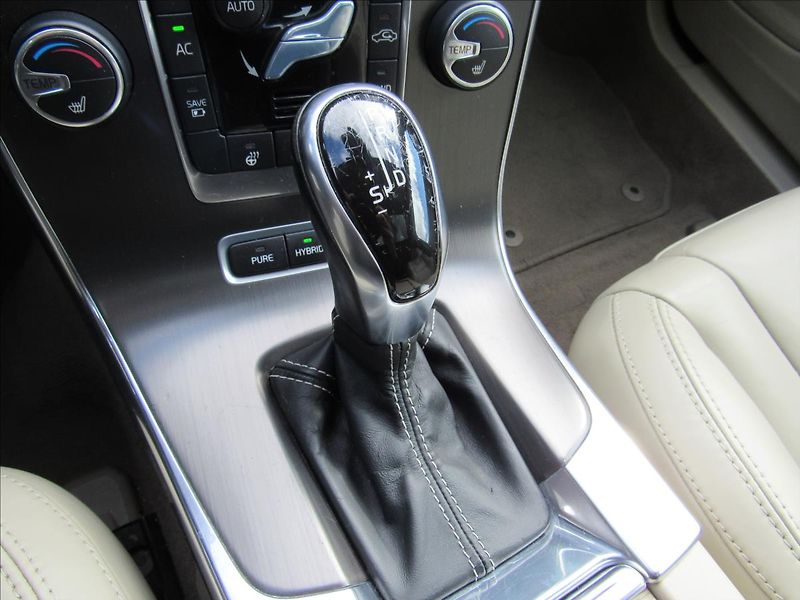 Volvo V60 2,4 D6 AWD Plug-in Hybrid - fotka 24 z 41