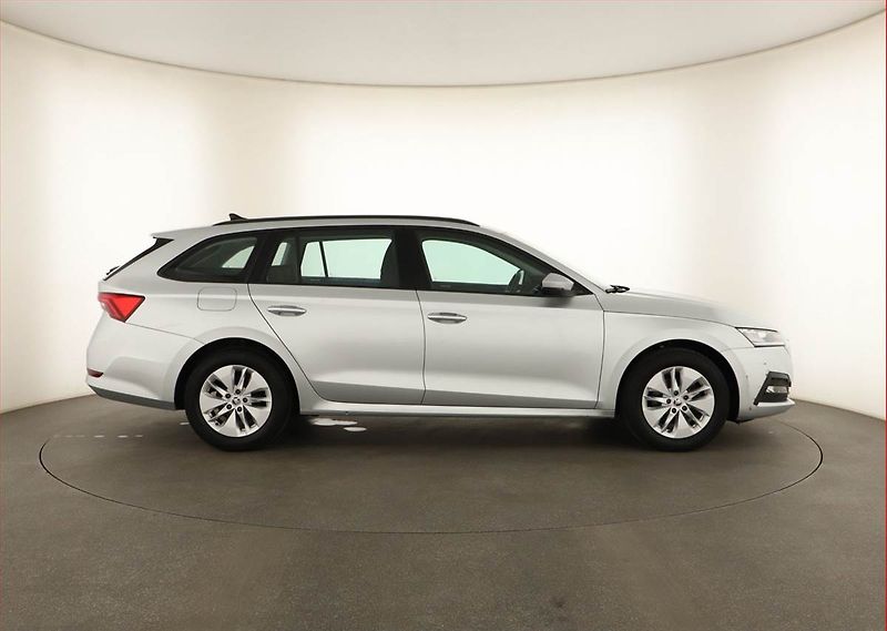 Škoda Octavia (2023) Ambition 2.0 TDI, ČR,1.maj - fotka 6 z 15