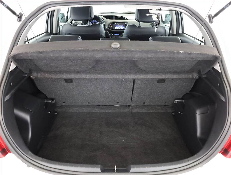 Toyota Yaris (2015) 1.5 Hybrid, Automat - fotka 17 z 18