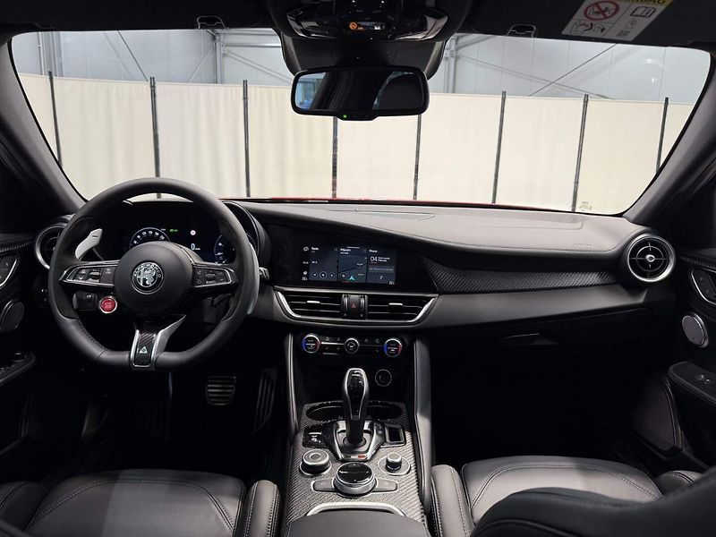 Alfa Romeo Giulia (2026) Quadrifoglio 2.9 V6 BiTurbo 52 - fotka 7 z 26