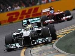 Fin Kimi Räikkönen z Lotusu protíná pomyslnou cílovou pásku.