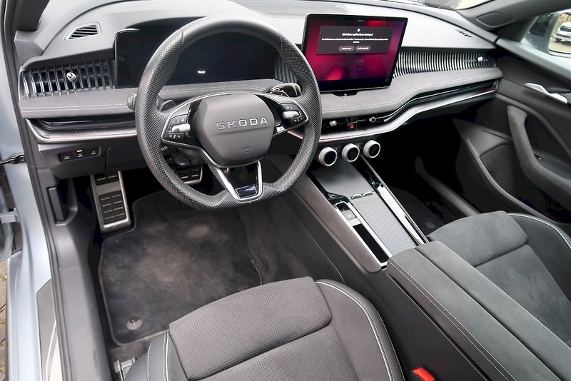 Škoda Superb (2025) Combi SportLine 2,0 TSi/195 kW - fotka 6 z 32