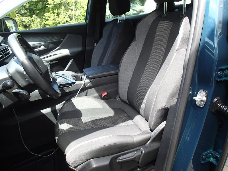 Peugeot 3008 1,2 CZ, 1.Majitel, serv. kn - fotka 17 z 48
