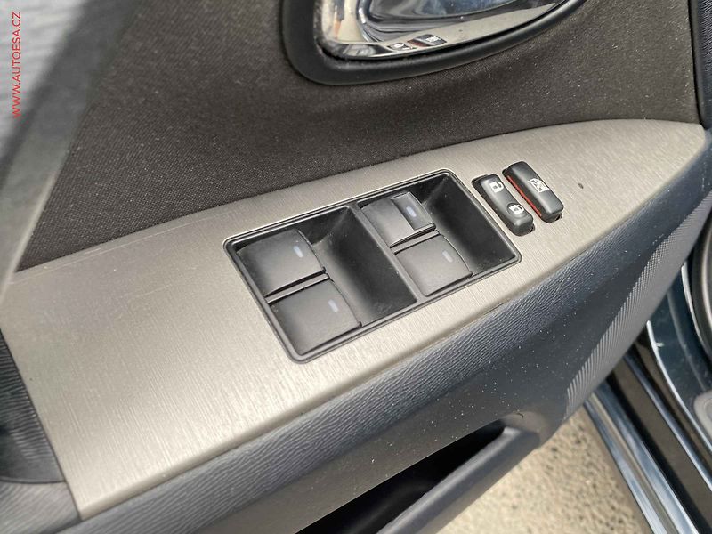 Toyota Avensis (2010) 1.8i, AC, TZ, navi - fotka 13 z 17