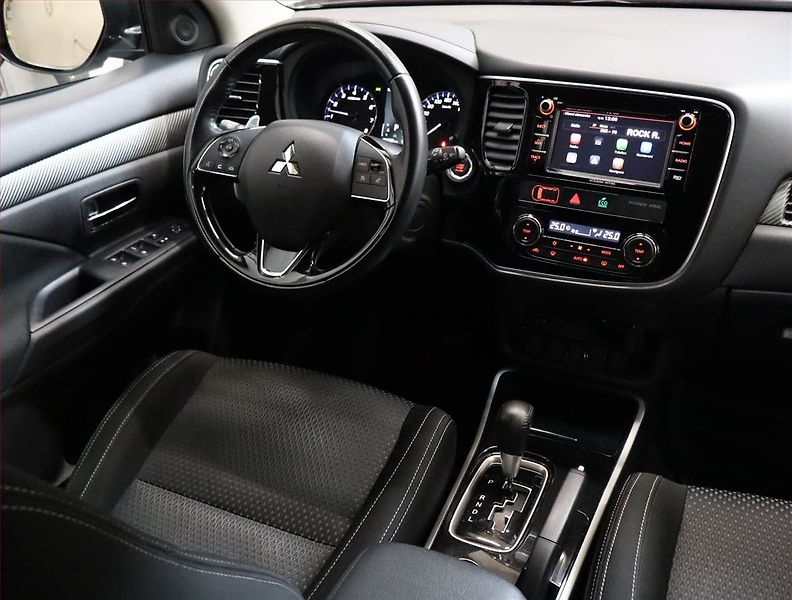 Mitsubishi Outlander (2017) 2.0, 4X4, Automat, 7 míst, ČR - fotka 7 z 20